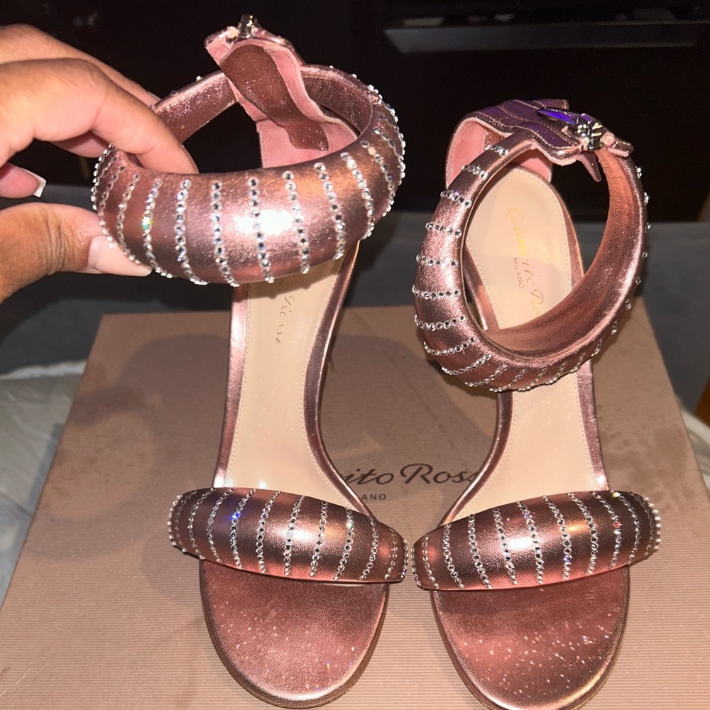 Hi! I’m selling these beauties 💓.. blush color gianvito Rossi heels